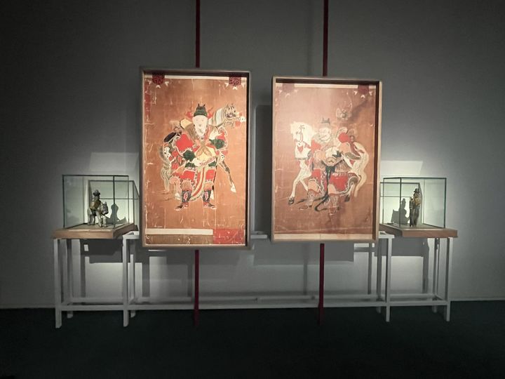 [서울=뉴시스] 국립민속박물관 기획전시실 2에서 열리는 2026년 병오년 말띠해 특별전 '말馬들이 많네-우리 일상 속 말'에 전시된 꼭두 인형들과 '직부사자도(直符使者圖)'와 '감재사자도(監齋使者圖)' (사진=국립민속박물관 제공) 2025.12.26.suejeeq@newsis.com *재판매 및 DB 금지