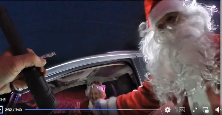 [서울=뉴시스] 미국 오하이오주 풀턴카운티에서 산타복을 입은 노부부가 과속으로 경찰에 적발됐다. (사진출처: 오하이오주 풀턴 카운티 보안관 페이스북)2025.12.26.