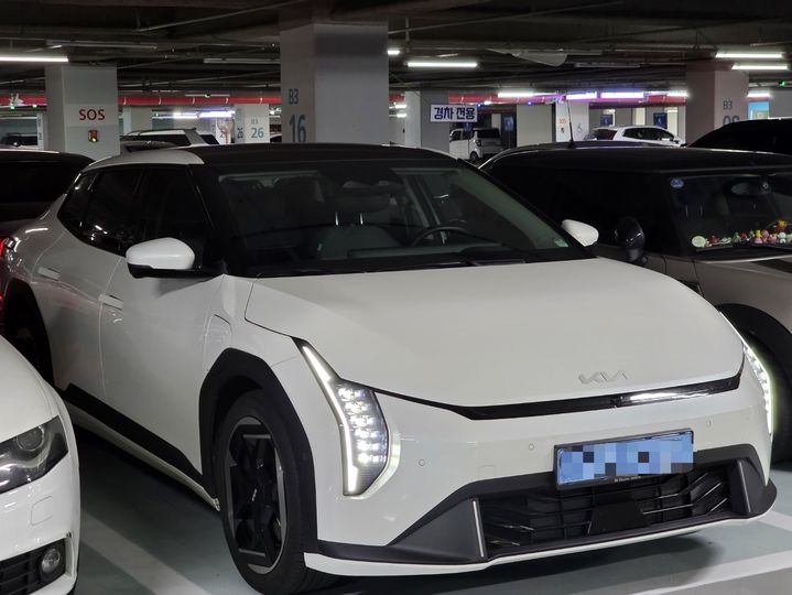 [서울=뉴시스]박현준 기자=기아 EV4가 서울 시내 한 주차장에 주차되어 있는 모습. 2025.12.18 parkhj@newsis.com *재판매 및 DB 금지