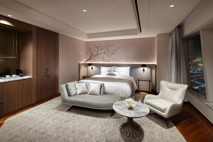 [서울=뉴시스] 호텔롯데의 럭셔리 브랜드 시그니엘 서울은 연말연시를 맞아 올인클루시브 스위트룸 패키지 '시그니처 스위트 페스티브'를 선보인다. (사진=시그니엘 서울 제공) 2025.12.26. photo@newsis.com *재판매 및 DB 금지