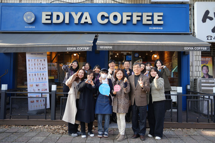 [안산=뉴시스]24일 안산 이디아커피 안산월피현대점에서 열린 장애인 권익 옹호업소 '오소가게' 현판식에서 참석자들이 기념촬영을 하고 있다.(사진=안산시 제공).2025.12.26.photo@newsis.com *재판매 및 DB 금지