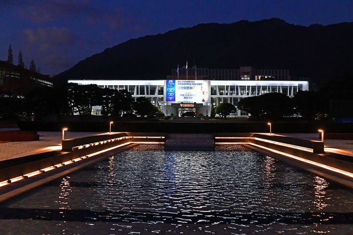 국립창원대학교 대학본부와 정문~대학본부 사이 '탁연지' 야경. (사진=국립창원대 제공) 2025.12.26. *재판매 및 DB 금지