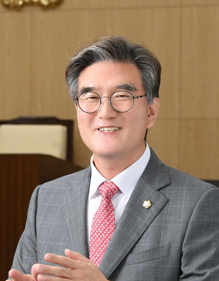 [울산=뉴시스] 울산 울주군의회는 최근 이상걸 의원(경제건설위원장)이 울주군을 상대로 한 서면질문을 통해 ‘덕하역 폐선부지 매입을 통한 청량읍 숙원사업 해결’을 촉구했다고 26일 밝혔다. 사진은 이상걸 의원. (사진= 울주군의회 제공) 2025.12.26.photo@newsis.com *재판매 및 DB 금지