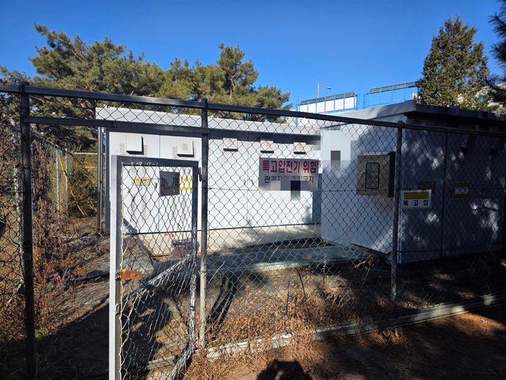 [완주=뉴시스] 26일 낮 12시53분께 전북 완주군 삼례읍 우석대학교에서 배전반 차단기 교체작업을 하던 작업자 2명이 스파크가 신체에 튀어 화상을 입었다. 사진은 당시 작업이 진행 중이던 배전반. (사진=전북도소방본부 제공) 2025.12.26. photo@newsis.com *재판매 및 DB 금지