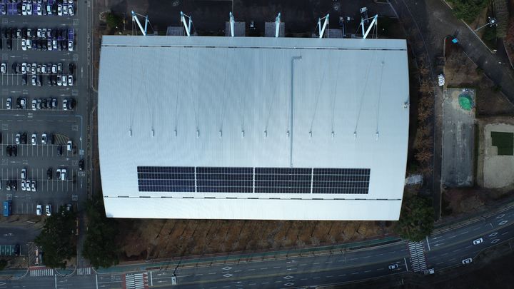 [울산=뉴시스] 문수실내수영장 태양광 발전 설비. (사진=울산시설공단 제공) 2025.12.26. photo@newsis.com *재판매 및 DB 금지