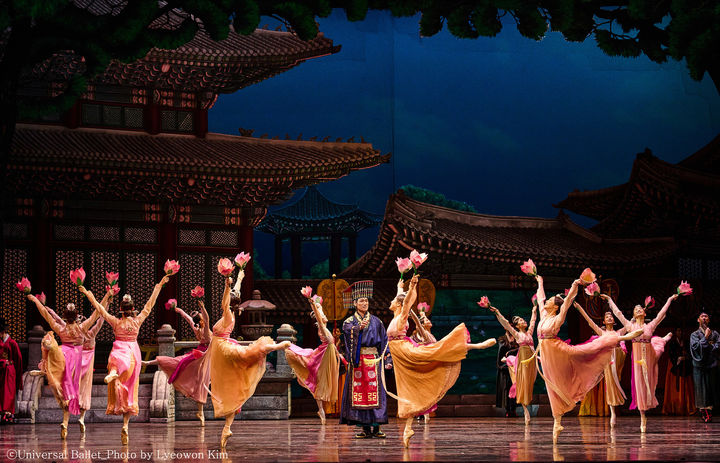 2023년 심청 중 2막 왕궁 군무 장면. (사진=유니버설발레단 제공) *재판매 및 DB 금지