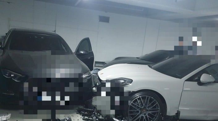 [창원=뉴시스]경남 창원시 한 아파트 지하주차장서 후진하던 벤츠 승용차가 포르쉐 등을 들이받은 사고 사진. (사진=창원소방본부 제공) 2025.12.26.photo@newsis.com *재판매 및 DB 금지