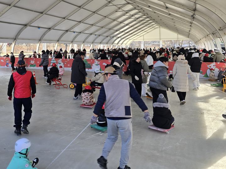 [대구=뉴시스] 대구 북구는 크리스마스를 맞아 팔거천 럭키광장에 조성된 야외스케이트장에서 'Happy 럭키 Christmas' 특별행사를 개최했다. (사진=대구 북구 제공) 2025.12.26. photo@newsis.com *재판매 및 DB 금지