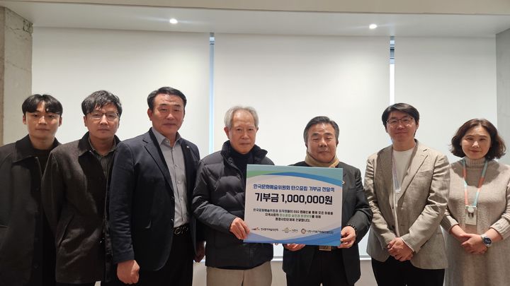 한국문화예술위원회는 임직원 참여형 ESG 캠페인을 통해 조성된 수익금을 지역사회에 기부하고, 나주시 및 나주시지속가능발전협의회와 협력 방안을 논의하는 간담회를 열었다고 26일 밝혔다. (왼쪽부터) 나주시 환경관리과 김준성 주무관, 권현웅 팀장, 전라남도 주민참여예산위원회 채성군 위원장, 나주시지속가능발전협의회 정찬용 회장, 송종현 사무국장, 한국문화예술위원회 인사소통팀 박우영 팀장, 경영기획본부 임주연 본부장. (사진=아르코 제공) *재판매 및 DB 금지