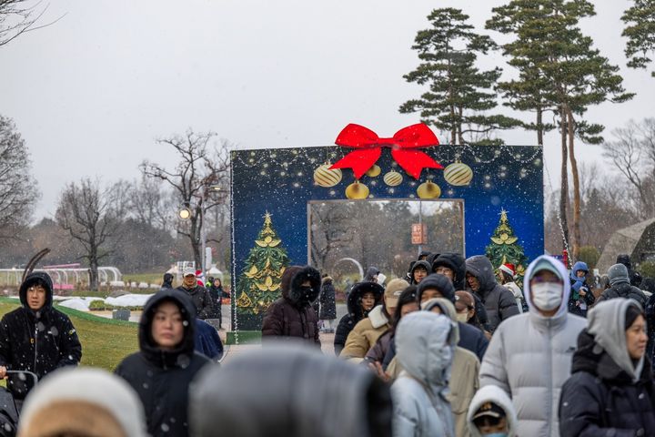 [순천=뉴시스] 순천만국가정원에서 6일간 펼쳐진 산타가든 위크 참여 관람객들. (사진=순천시 제공) 2025.12.26. photo@newsis.com *재판매 및 DB 금지