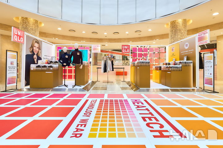 [서울=뉴시스] 롯데백화점은 다음 달 6일까지 일본 패션 브랜드 '유니클로(UNIQLO)'의 스테디셀러 히트텍 단독 팝업매장을 선보인다. 히트텍 단독 라인업만으로 구성된 팝업매장은 롯데백화점 본점 지하 1층 코스모너지 광장에서 운영된다. 사진은 팝업매장 전경. (사진=유니클로 제공) 2025.12.26. photo@newsis.com