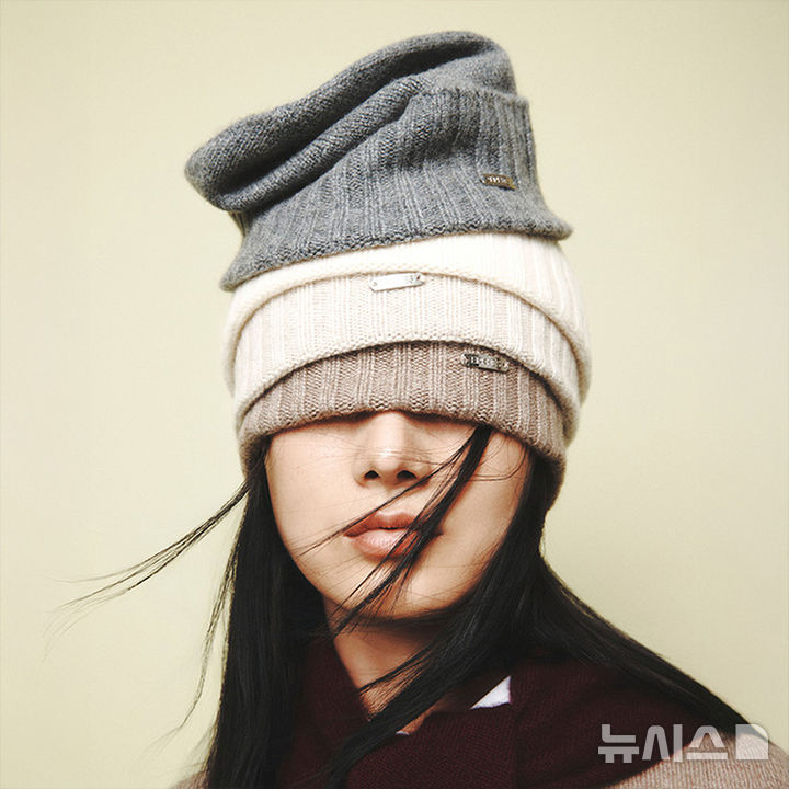 [서울=뉴시스] 현대백화점은 이달 22~31일 국내 캐시미어·울 브랜드 '에르흐스(ERKHES)' 팝업매장을 개점한다. 몽골어로 은하수를 뜻하는 에르흐스는 니트웨어를 통해 하루의 흐름을 정돈하는 감촉을 일상에 풀어낸다는 콘센트로 제품을 디자인했다. 사진은 에르흐스 제품 이미지. (사진=에르흐스 제공) 2025.12.26. photo@newsis.com