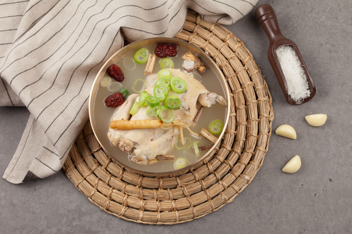 [뉴시스] 25일 홍콩 사우스차이나모닝포스트(SCMP)에 따르면 다이족 여성들은 새해가 되면 닭요리를 시장에 가져가 구혼자를 기다린다. *기사 본문과는 무관한 사진. *재판매 및 DB 금지