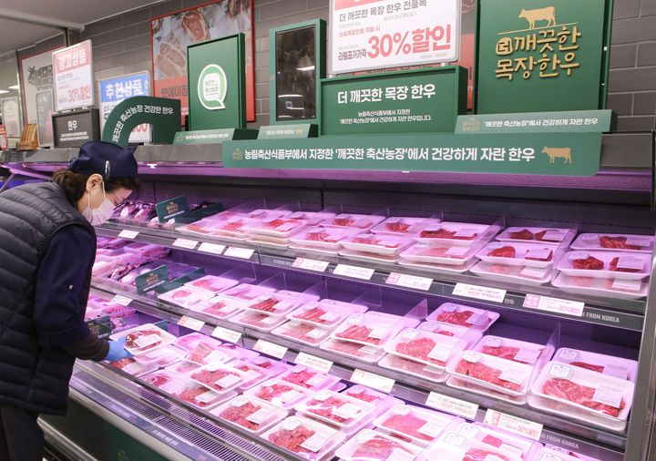 [서울=뉴시스] 이마트 경기광주점 더깨끗한 목장한우 매대. (사진=이마트 제공) *재판매 및 DB 금지