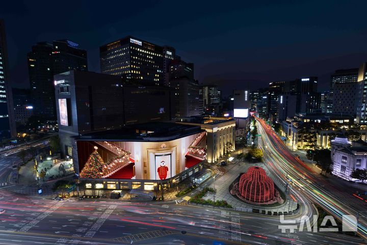 [서울=뉴시스] 신세계백화점은 초대형 디지털 사이니지 신세계스퀘어에서 올해 마지막 밤 다가오는 병오(丙午)년을 맞기 위해 카운트다운 행사가 개최된다고 28일 밝혔다. 이에 따라 이달 31일 오후 11시 서울 중구 신세계백화점 본점 본관 앞은 중구청이 주관하는 '2026 카운트다운 쇼 라이트 나우(LIGHT NOW)'가 열리는 축제 공간으로 탈바꿈한다. 사진은 2025 크리스마스 이미지. (사진=신세계백화점 제공) 2025.12.28. photo@newsis.com