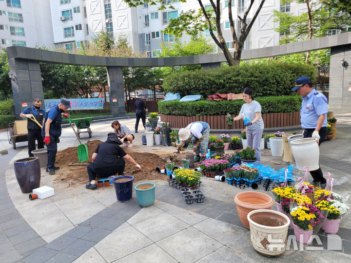 [화성=뉴시스]병점역 동굿모닝힐 입주민들이 단지 내 환경개선사업을 진행 중이다.(사진=화성시 제공)2025.12.26.photo@newsis.com