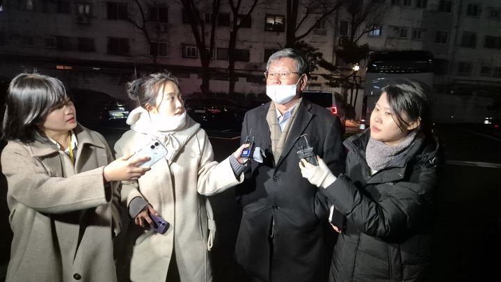 [서울=뉴시스]전상우 수습기자= 전재수 의원 측 법률대리인인 이용구 변호사. 이 변호사가 26일 전담팀을 방문해 압수물 포렌식 참관 절차 도중 취재진의 질의에 답하고 있다. 2025.12.26. swoo@newsis.com *재판매 및 DB 금지