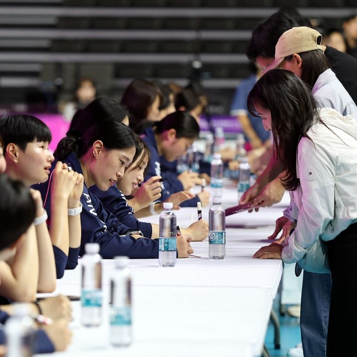 팬들에게 사인해 주는 여자 프로배구 흥국생명 선수단. (사진=흥국생명 제공). 2025.12.26. *재판매 및 DB 금지