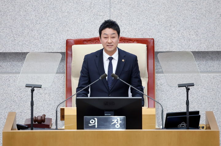 [수원=뉴시스] 김진경 경기도의회 의장이 26일 제387회 정례회 제5차 본회의에서 폐회사를 하고 있다. (사진=경기도의회 제공) 2025.12.26. photo@newsis.com *재판매 및 DB 금지