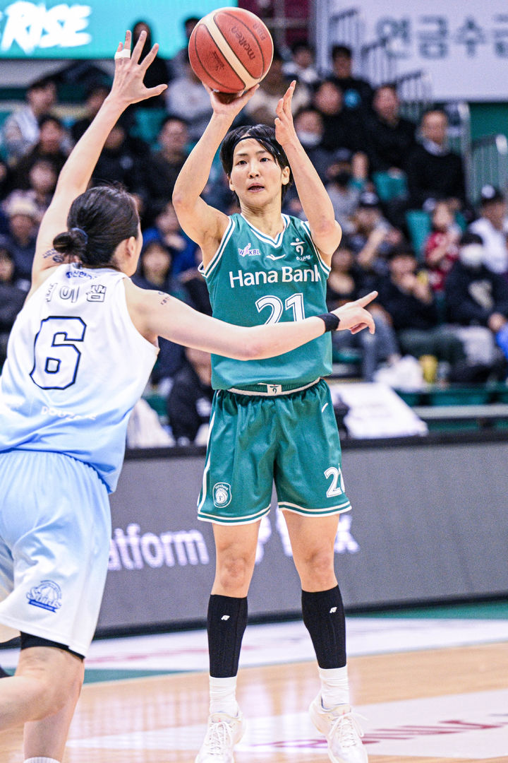 [서울=뉴시스] 여자프로농구 부천 하나은행의 이이지마 사키. (사진=WKBL 제공) *재판매 및 DB 금지