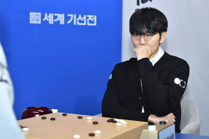 [서울=뉴시스] 제1회 신한은행 세계 기선전 16강전을 치르는 신진서 9단. (사진=한국기원 제공). 2025.12.26. *재판매 및 DB 금지