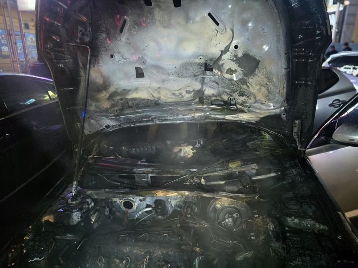 [서산=뉴시스] 26일 오후 8시47분께 충남 서산시 읍내동의 한 도로를 달리던 LPG 승용차에서 불이 나 엔진룸 등이 탄 모습. (사진=서산소방서 제공) 2025.12.26. photo@newsis.com *재판매 및 DB 금지