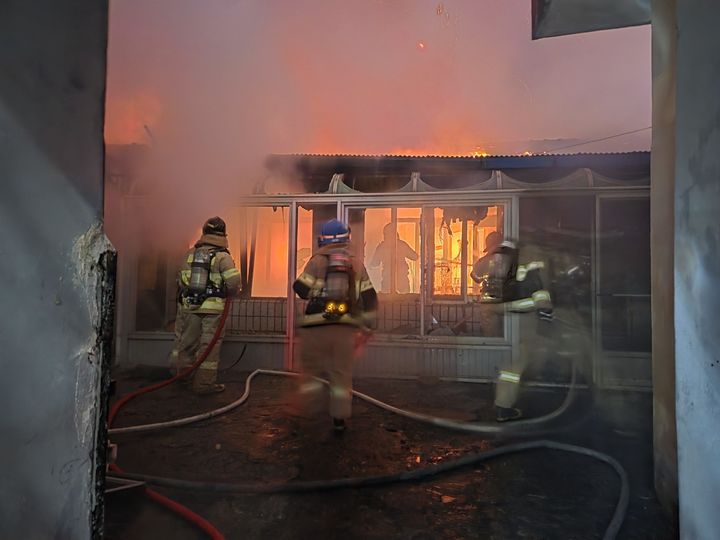 [보령=뉴시스] 26일 오후 5시50분께 충남 보령시 신흑동의 한 단독주택에서 불이 나 현장에 출동한 소방대원들이 진화에 나서고 있다. (사진=보령소방서 제공) 2025.12.26. photo@newsis.com&nbsp; *재판매 및 DB 금지