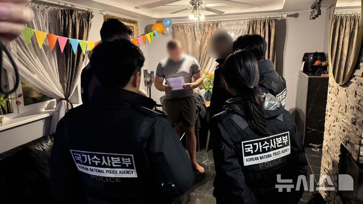 [서울=뉴시스]가상자산 편취 악성프로그램을 유포한 혐의를 받는 리투아니아 국적 A씨가 인터폴 공조로 검거돼 국내로 송환됐다. 사진은 경찰청 국가수사본부 수사관들이 리투아니아 현지에서 A씨 신병을 확보하는 모습. (사진=경찰청 제공)