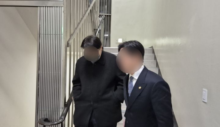 [서울=뉴시스]전상우 수습기자=통일교 정치권 로비 의혹과 관련해 경찰 수사를 받고 있는 통일교 산하 천주평화연합(UPF) 전 회장 송모씨가 26일 오후 서울 서대문구 경찰청을 나서고 있다. 2025.12.26. swoo@newsis.com *재판매 및 DB 금지
