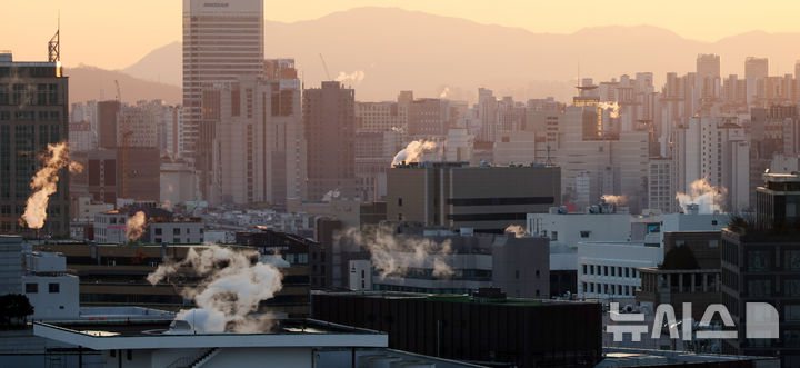 [서울=뉴시스] 추상철 기자 = 한파주의보가 내려진 26일 오후 서울 도심 빌딩에 수증기가 피어오르고 있다. 2025.12.26. scchoo@newsis.com