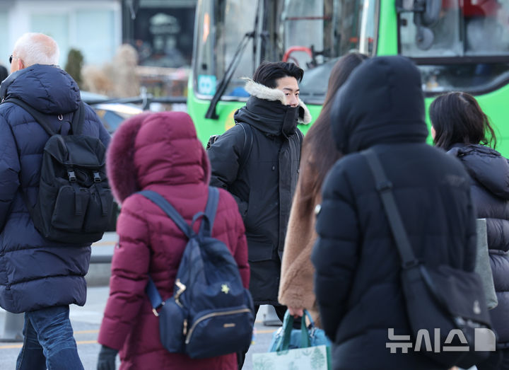 [서울=뉴시스] 배훈식 기자 = 서울 아침 최저기온 영하 12도 등 전국에 한파가 찾아온 26일 오전 서울 종로구 세종대로 사거리에서 두꺼운 옷차림의 시민들이 출근길 발걸음을 옮기고 있다. 2025.12.26. dahora83@newsis.com