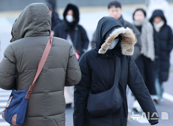 [서울=뉴시스] 배훈식 기자 = 서울 아침 최저기온 영하 12도 등 전국에 한파가 찾아온 26일 오전 서울 종로구 세종대로 사거리에서 두꺼운 옷차림의 시민들이 출근길 발걸음을 옮기고 있다. 2025.12.26. dahora83@newsis.com