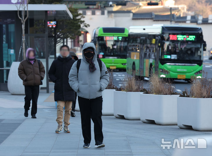[서울=뉴시스] 배훈식 기자 = 서울 아침 최저기온 영하 12도 등 전국에 한파가 찾아온 26일 오전 서울 종로구 세종대로 사거리에서 두꺼운 옷차림의 시민들이 출근길 발걸음을 옮기고 있다. 2025.12.26. dahora83@newsis.com