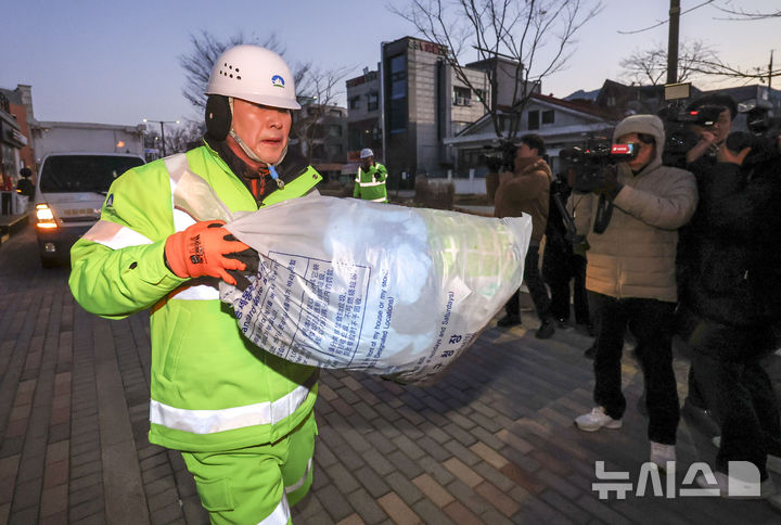 [서울=뉴시스] 정병혁 기자 = 장동혁 국민의힘 대표가 26일 서울 도봉구 도봉산길 인근에서 열린 국민의힘 약자와의동행위원회 봉사활동 일환으로 가로청소를 하고 있다. 2025.12.26. jhope@newsis.com