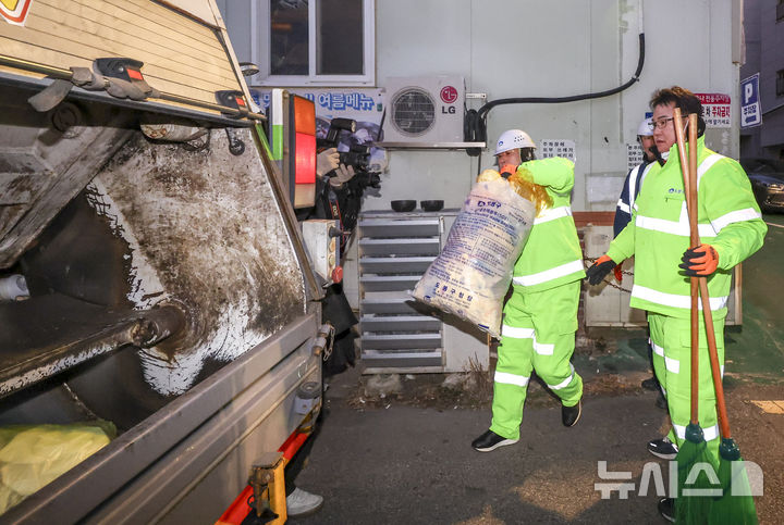 [서울=뉴시스] 정병혁 기자 = 장동혁 국민의힘 대표가 26일 서울 도봉구 도봉산길 인근에서 열린 국민의힘 약자와의동행위원회 봉사활동 일환으로 가로청소를 하고 있다. 2025.12.26. jhope@newsis.com