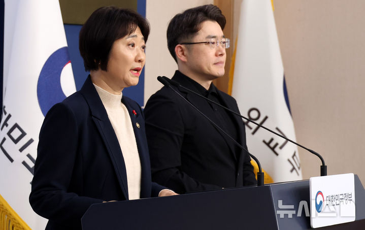 [서울=뉴시스] 추상철 기자 = 이스란 보건복지부 1차관이 26일 오전 서울 종로구 정부서울청사에서 '제3차 아동정책기본계획 발표' 브리핑을 하고 있다. 2025.12.26. scchoo@newsis.com