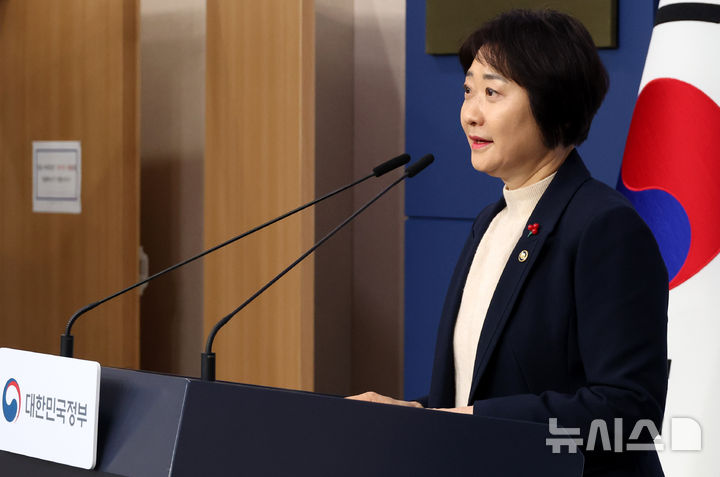 [서울=뉴시스] 추상철 기자 = 이스란 보건복지부 1차관이 지난해 12월 26일 오전 서울 종로구 정부서울청사에서 '제3차 아동정책기본계획 발표' 브리핑을 하고 있다. 2025.12.26. scchoo@newsis.com