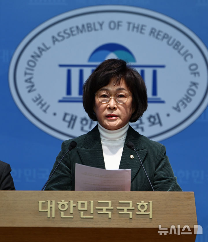 [서울=뉴시스] 김명년 기자 = 오세희 더불어민주당 의원이 지난해 12월 26일 오전 서울 여의도 국회 소통관에서 쿠팡 사태에 따른 입점 소상공인 피해 대책 촉구 기자회견을 열고 발언하고 있다. 2025.12.26. kmn@newsis.com