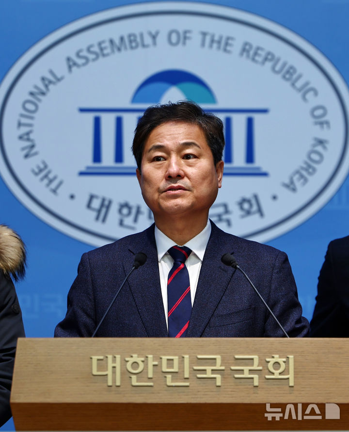 [서울=뉴시스] 김명년 기자 = 김영배 더불어민주당 의원이 26일 오전 서울 여의도 국회 소통관에서 '한강버스 100일, 한강 회복 촉구 기자회견'을 열고 발언하고 있다. 2025.12.26. kmn@newsis.com