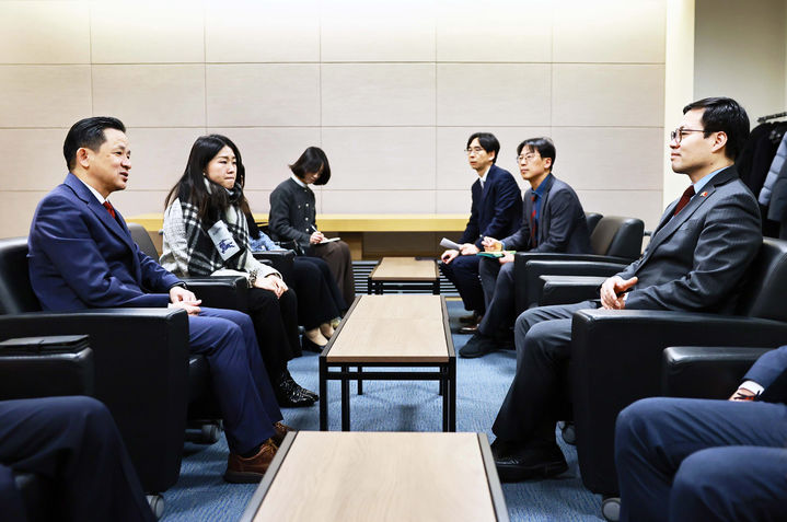[서울=뉴시스] 김혜진 기자 = 여한구(왼쪽) 산업통상부 통상교섭본부장이 26일 서울 중구 대한상공회의소 의원회의실에서 열린 한-중 FTA 10주년 세미나에서 다이빙 주한중국대사와 기념 촬영을 하고 있다. (사진=산업통상부 제공) 2025.12.26. photo@newsis.com *재판매 및 DB 금지