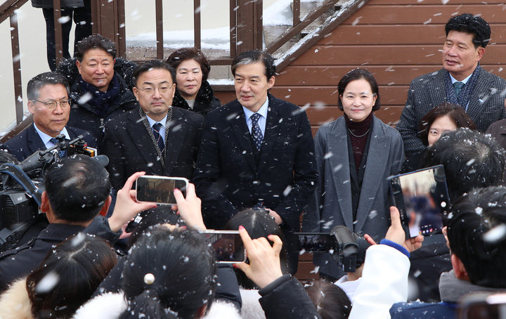 [서울=뉴시스] 김명년 기자 = 조국 혁신당 조국 대표가 26일 오전 전남 목포시 만호동 '소년 김대중 공부방'을 방문해 발언하고 있다.(사진=조국혁신당 제공) 2025.12.26. photo@newsis.com *재판매 및 DB 금지