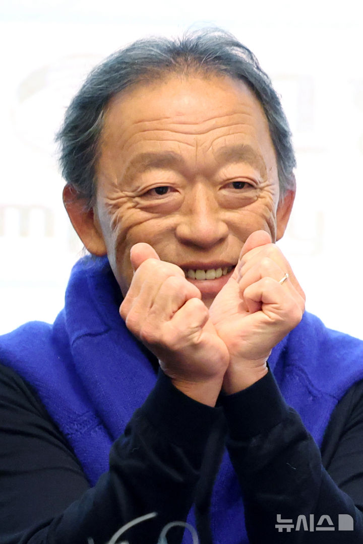 [서울=뉴시스] 박진희 기자 = 정명훈 KBS교향악단 음악감독이 26일 서울 영등포구 콘래드 서울에서 음악감독 임명장에 서명 후 포즈를 취하고 있다. KBS교향악단 음악감독추천위원회는 최근 지휘자 정명훈을 제10대 음악감독으로 선임했다. 2025.12.26. pak7130@newsis.com