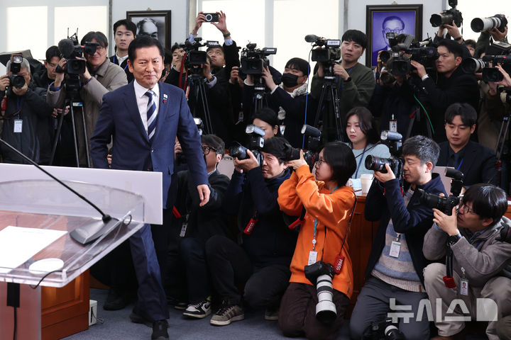 [서울=뉴시스] 김금보 기자 = 정청래 더불어민주당 대표가 26일 오전 서울 여의도 국회에서 기자회견을 열고 발언대로 향하고 있다. 2025.12.26.kgb@newsis.com