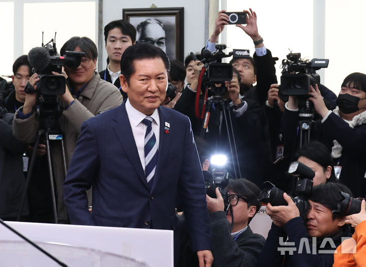 [서울=뉴시스] 김금보 기자 = 정청래 더불어민주당 대표가 26일 오전 서울 여의도 국회에서 기자회견을 열고 발언대로 향하고 있다. 2025.12.26.kgb@newsis.com