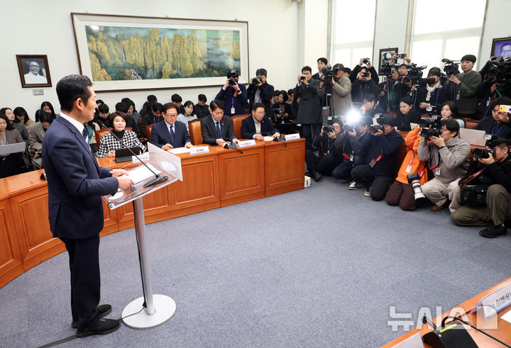 [서울=뉴시스] 김금보 기자 = 정청래 더불어민주당 대표가 26일 오전 서울 여의도 국회에서 기자회견을 하고 있다. 2025.12.26.kgb@newsis.com