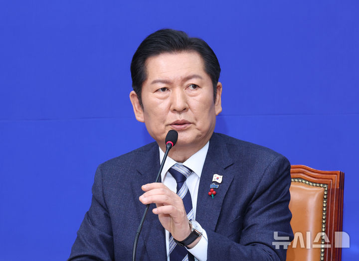 [서울=뉴시스] 김금보 기자 = 정청래 더불어민주당 대표가 26일 오전 서울 여의도 국회에서 기자회견을 열고 취재진 질문에 답변하고 있다. 2025.12.26.kgb@newsis.com