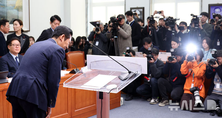[서울=뉴시스] 김금보 기자 = 정청래 더불어민주당 대표가 26일 오전 서울 여의도 국회에서 기자회견에 앞서 인사하고 있다. 2025.12.26.kgb@newsis.com