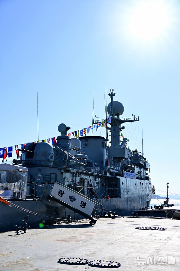 [진해=뉴시스] 차용현 기자 = 해군은 26일 오전 진해군항에서 초계함 광명함 전역식을 개최했다. 이날 광명함은 36년간 해양 수호 임무를 마치고 현역에서 물러났다. 2025.12.26. con@newsis.com