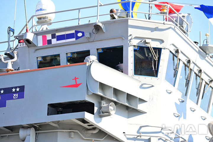 [진해=뉴시스] 차용현 기자 = 해군은 26일 오전 진해군항에서 초계함 광명함 전역식을 개최했다. 특히 광명함은 지난 1988년 12월 전남 여수 앞바로 침투한 북한 반잠수정을 함포사격으로 격침한 바 있다.사진은 광명함 선체에 선명하게 새겨진 킬 마크. 2025.12.26. con@newsis.com