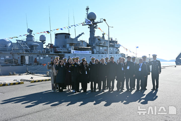 [진해=뉴시스] 차용현 기자 = 해군은 26일 오전 진해군항에서 초계함 광명함 전역식을 개최했다. 이날 광명함은 36년간 해양 수호 임무를 마치고 현역에서 물러났다. 사진은 김경률 해군작전사령관을 비롯한 역대 함장들이 전역하는 광명함 앞에서 기념촬영하고 있다. 2025.12.26. con@newsis.com